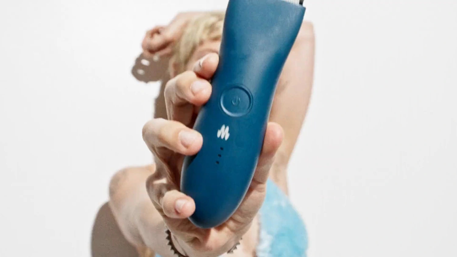 Person holding Meridian's Body Trimmer in Ocean color
